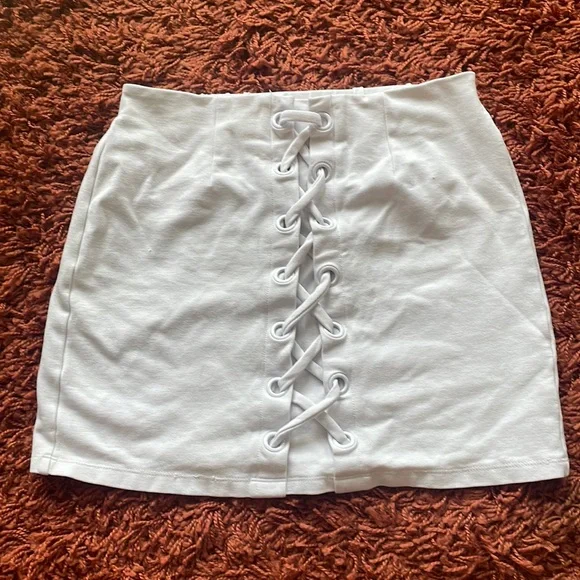 White skirt - Picture 1 of 3